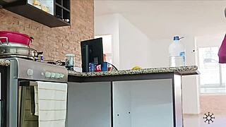 Pendant que ma belle-sœur nettoie la cuisine, je la baise en levrette et je jouis dans sa chatte mouillée