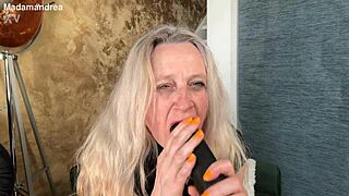 Geil Prolaps Fisting med Mega Dildo i Latex Korset