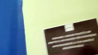 Сърдечен смях в компилацията на Николет от неловки моменти в обществени тоалетни