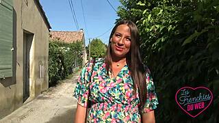 Şişman Fransız esmer Mila, çiftinin yanında dışarıda üçlü seks için başka bir adamı deniyor