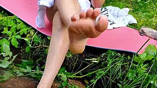 Je me suis penchée en levrette dans ma robe sans culotte pour taquiner avec mon gros cul