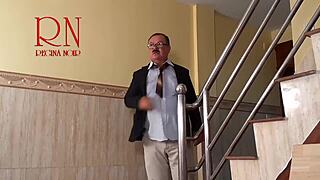 Ben aldatan ev hanımıyım, tesisatçıdan köpek pozisyonunda alırken kocam mutfakta izliyor