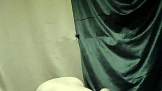 Oh wow, matez cette MILF française en bondage et menottes faisant une session BDSM solo avec gode et vibro !! Elle est enchaînée, se fesse et parle salement pour cet orgasme !!!