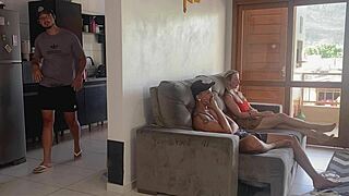 Le mari à la cuisine et elle au salon avec l'ami