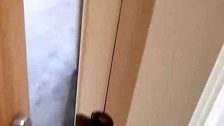 אישה בוגדת עם צעצוע בכיפוף בסגנון כלב עם פעולת פיזור וקרימפיי