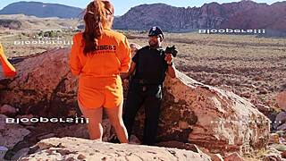 L'Ufficiale Fa Fare Pompino e Deepthroat ai Detenuti in Scena di Polizia Cosplay