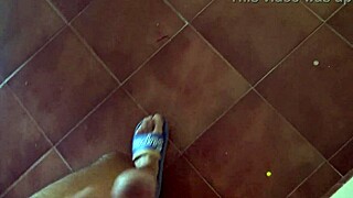 La matrigna chiama il figliastro ragazzo pervertito dopo averlo beccato a masturbarsi sulla spiaggia nudista in un momento voyeur taboo.