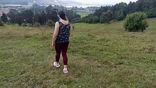 Аматорска мащеха с заварен син в гората се излага с голям задник и цици, докато й опипват путката