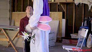 زوجة الأب وابنة الزوجة يتم خداعهما بلطف في لقاء تابو عيد الفصح مع ابن الزوج في متعة جماعية