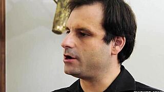 Geil barna MILF fehérneműben lovagol és mélytorokba veszi a költöztetőt durva cuckold baszáshoz