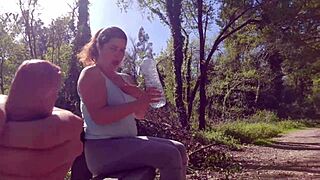 Ya Bir Gösterişçi Tombul MILF'i Açık Parkta Derin Boğaz, Yüz Boşalma ve Emme ile Baştan Çıkarırsa?