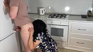 חורגת מסירה תחתונים כדי להלהיב את בנה החורג לזיון תחת שמן. 🍑