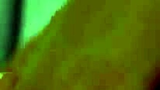 Kenapa cougar brunette Ember James ditiduri dalam lingerie doggy?