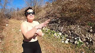 Brune exhibe son gros cul sur la plage publique avec humiliation et action salope