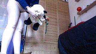 Nicoletta si cpí velký prdel dildem a stříká moč všude po hračce