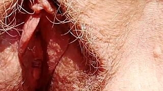 Olgun kadının killı amı o kadar yakından açılıyor ki heyecan verici kokusunu neredeyse alabiliyorsun