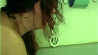 Taylor tyk BBW husmor bliver stripet nøgen spanket og kneppet doggy style i hjemmelavet video.