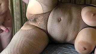 Cuckold à petite bite a les secondes mains avec la chatte créampie de sa femme infidèle