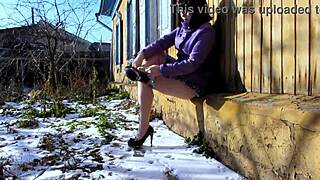 Brunette MILF står bag garager for at pisse i det fri med sin beskidte barberede fisse udstillet for offentlig fetish spænding