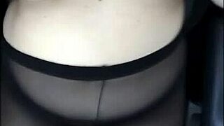 Ich wurde als MILF-Stiefmutter so geil, dass ich meine großen Titten und meinen Arsch in der Öffentlichkeit gezeigt habe, während das Auto fuhr