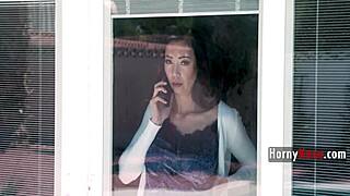 סבתא אסיאתית בת 60 צעדים חמה יותר מבנות בגילי עם פעולה קשה של כוס POV