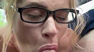 Puta callejera con gafas hace deepthroat. Chupa hasta la última gota de semen después de que el hombre se corra en su boca.