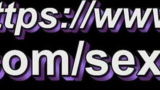 Sexy kone MILF i gjennomsiktig negligé uten truser våkner om morgenen tisser kler på seg med fetish-elementer