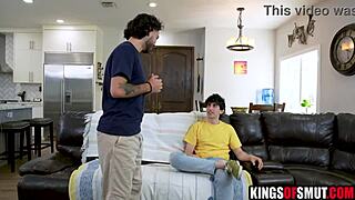 Przyjaciel oferuje mu swoją macochę na hardcore ruchanie i lizanie cipki - o kurwa, ta rudowłosa milf jest dzika!