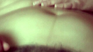 58-ročná latinská nevlastná mama masturbuje v spodnom prádle predtým, ako syn slúžky vytryskne na cicí