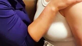 Macochka uczy pasierbicę lesbijskiego ruchania z całowaniem i zabawą z cipką w domowej sesji