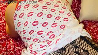 Latina děvka manželka se nechá chytat a šukat manželovým pasynkem doma o samotě v domácím videu