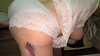 Pastorak pomaže debeloj bbw maćehi da se opusti sa pušenjem i analnim seksom