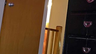 Сандра се събужда много болна мислейки за сутрешно гадене от възможна бременност с бебето на мъжа на сестра й