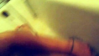 צפה במילף עם שדיים גדולים משתינה ורוחצת בשתן בקומפילציה חובבנית מלוכלכת של פטיש באמבטיה PAWG!