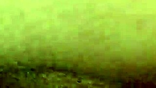 Fangede denne milf i at onanere og gav hende en kæmpe sædlast