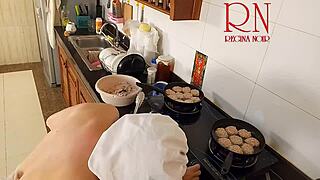 Nudisti kotiäiti Regina Noir kokkaa alasti keittiössä palvelijana luonnollisilla titeillä ja mehukkaalla pillulla esillä