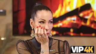 Brunette lerares met grote tieten in privé piercing seks uit de toekomst