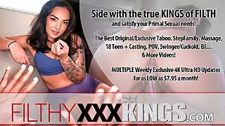 息子が大きなおっぱいの痴女義母にフェラとハンドジョブでセックス開始！