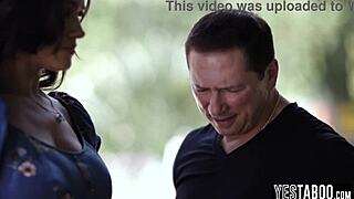 מילף שדנית מצטרפת לבעל להעניש שכנה נערה קטנה בחדירה כפולה קשה