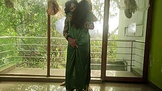 Desi Stel Deelt Zoete Kussen en Zachte Momenten bij Eerste Ontmoeting