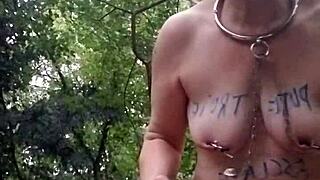 Je me sens si exposée en tant qu'esclave MILF française enchaînée en forêt pour humiliation publique avec ceinture et bondage