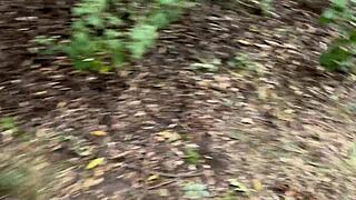 Jemná dráždenie keď nadržaný cudzinec spozoruje perverznú milf masturbujúcu vonku, vedie k parnému výstrek na jej opuchnuté tehotné brucho