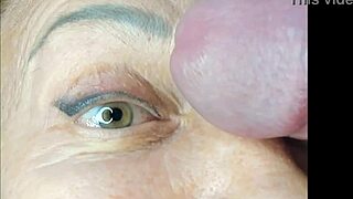 MILF extrem nah Cumshot ins Auge mit Orgasmus und Squirt im Schlafzimmer!