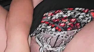 Милф пръска силно с огромен дилдо дълбоко в мократа си путка. Стенe силно по време на соло сесията с играчка