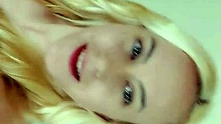 Мускулно момиче унижава твоите мънички бицепси на 18+