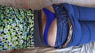 Styvmodern flashar hårig fitta i jeans och trosor, låter mig runka till kurvig kropp