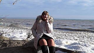 Pipì all'aperto fumando e mostrando figa pelosa sotto gonna corta