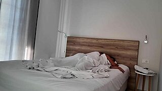 Delar hotellrum med brunett stymor leder till närbilder av stora naturliga tuttar och hårig fitta