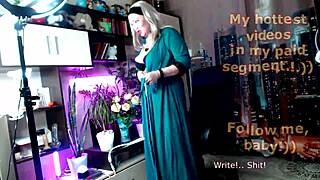 Sıcak MILF Aimee Aka Aimeeparadise ıslak amcığını tutkulu bir şekilde parmaklıyor