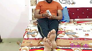 Indická mladá švagriná pinky nechala švagra lízať jej píču - pozri túto zrelú milfku v chlpatom doggystyle!